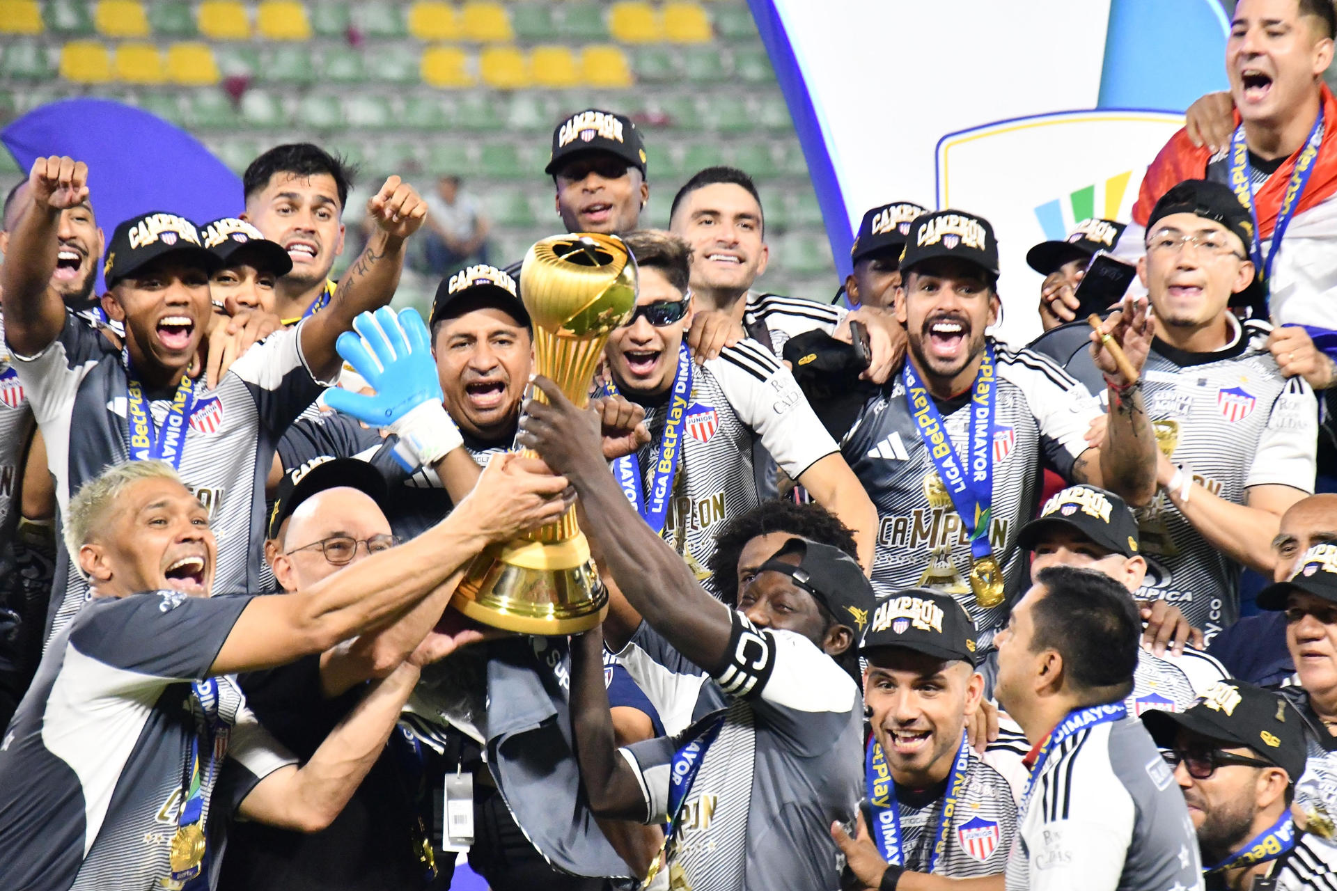 AME8942. IBAGUE (COLOMBIA), 16/12/2025.- Jugadores de Junior celebran con el trofeo al ganar Liga Colombiana frente a Tolima este martes, en el estadio Manuel Murillo Toro, en Ibagué (Colombia). EFE/ Agencia Unido360