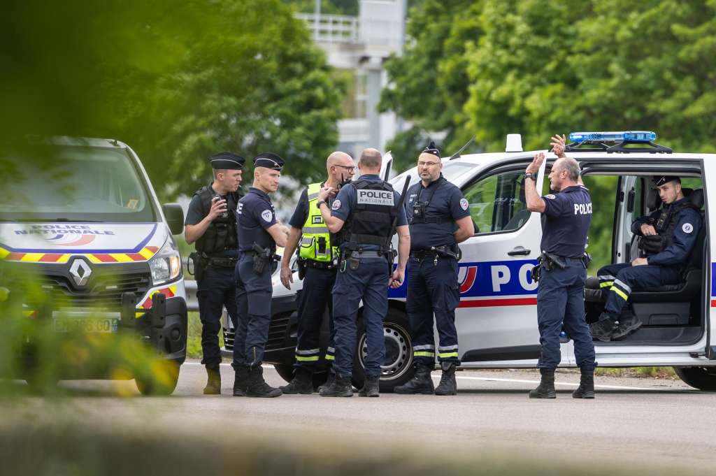 Incarville (France), 14/05/2024.- French policemen stand guard at the toll station of Incarville, near Rouen, in the North of France, where gunmen ambushed a prison van on 14 May 2024, killing two prison guards and helping a prisoner to escape. Three other prison guards were severely wounded, according to Justice minister Eric Dupond-Moretti. A major police manhunt has been launched to find the gunmen and the escaped prisoner, identified as a 30-year-old drug dealer from northern France, according to the Paris prosecutor's office. (Francia) EFE/EPA/CHRISTOPHE PETIT TESSON
