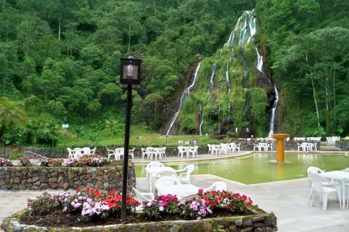 Los Termales de Santa Rosa están situados a unos 15 km del centro del municipio, en el departamento de Risaralda.