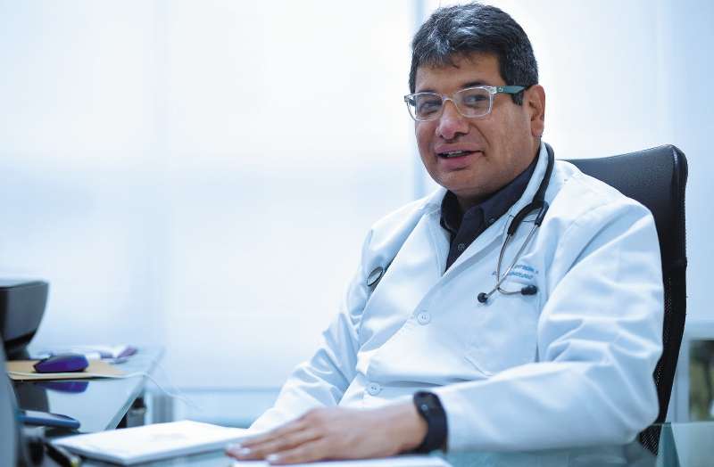 “Estoy de acuerdo (con el retiro del tapabocas) pero... identificando a las personas que no se han vacunado y a los pacientes considerados como de alto riesgo”, advierte Rubén Darío Contreras.