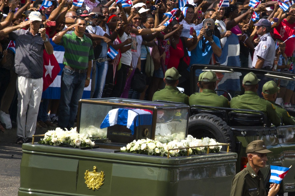 Viandantes dan el saludo militar ante la llegada de las cenizas de Fidel Castro a Santiago de Cuba, el 3 de diciembre. / AP