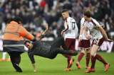 Incidentes en campo del West Ham provocan huida de sus dirigentes