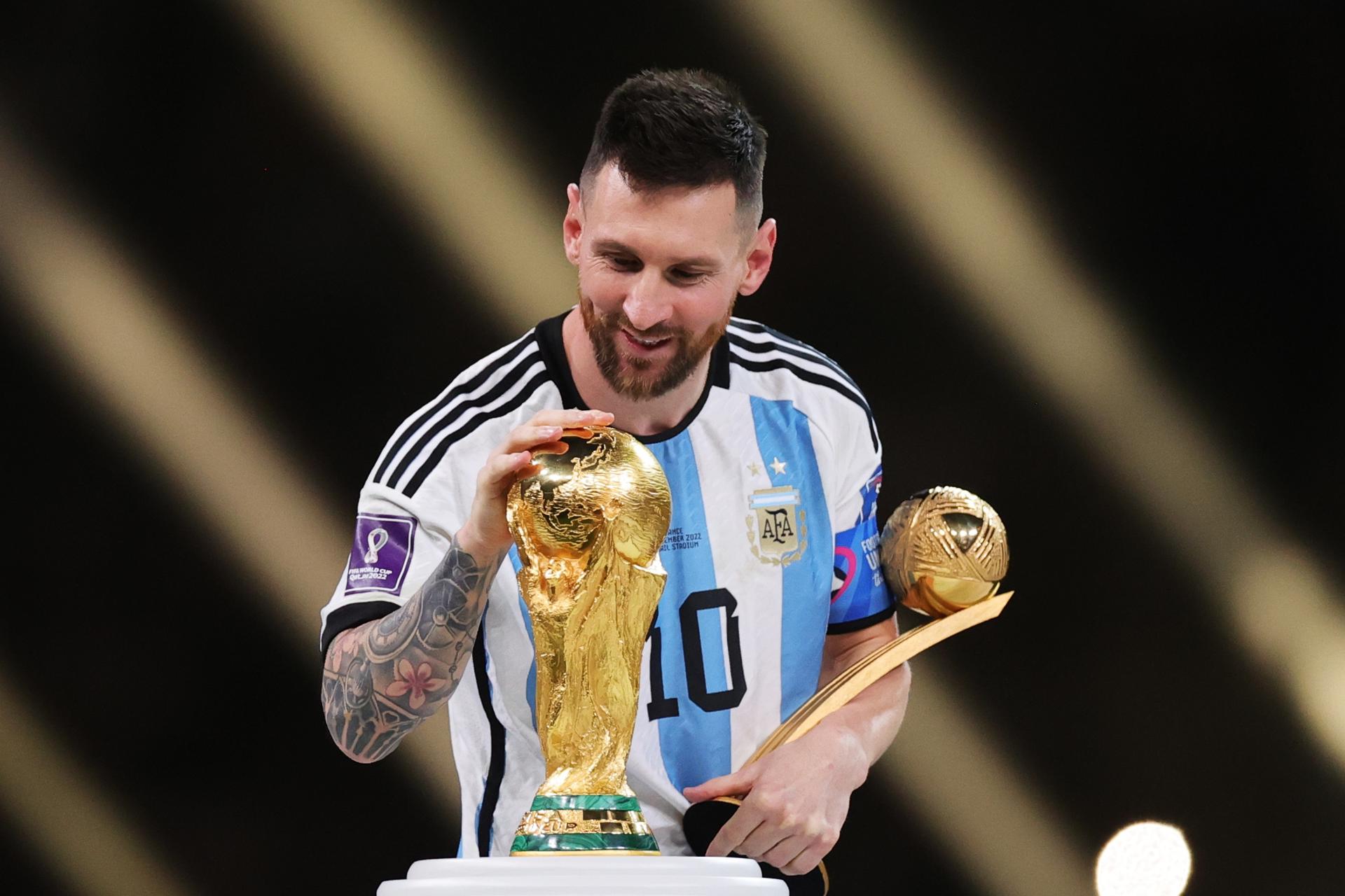 LUSAIL (Qatar), 31/08/2026.- (FILE) - Lionel Messi of Argentina touches the World Cup trophy as he passes it after winning the golden ball award during the awards ceremony after the FIFA World Cup 2022 Final between Argentina and France at Lusail stadium, Lusail, Qatar, 18 December 2022 (Reissued 31 August 2026). Lionel Messi announed his retirement from international soccer on 31 August 2026. (Mundial de Fútbol, Francia, Catar) EFE/EPA/FRIEDEMANN VOGEL
