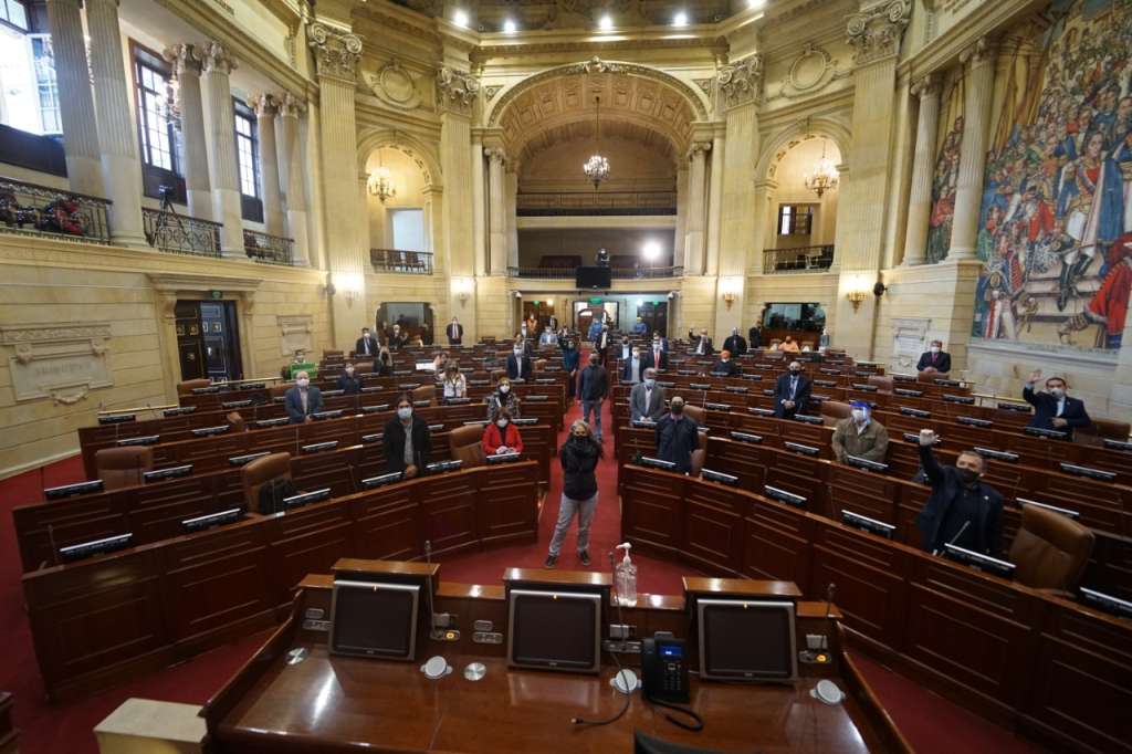 Alrededor de 40 parlamentarios llegaron al Capitolio para atender la instalación del Congreso. Con tapabocas, caretas, guantes, alcohol y distanciamiento social cumplieron las medidas de bioseguridad.