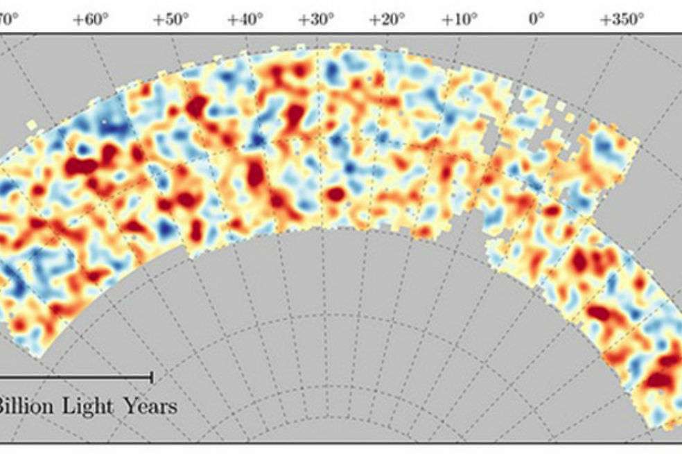 Mapa de la materia oscura realizada a partir de medidas de lente gravitatoria de 26 millones de galaxias por el Dark Energy Survey. Las regiones rojas tienen más materia oscura que la media; las regiones azules, menos.  / Chihway Chang del Kavli Institute for Cosmological Physics de la Universidad de Chicago, y la colaboración DES.