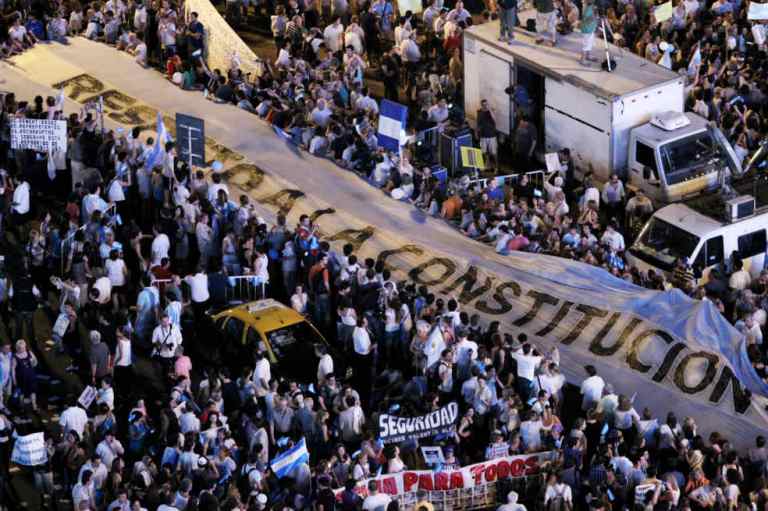 Suenan las cacerolas, Cristina Fernández calla