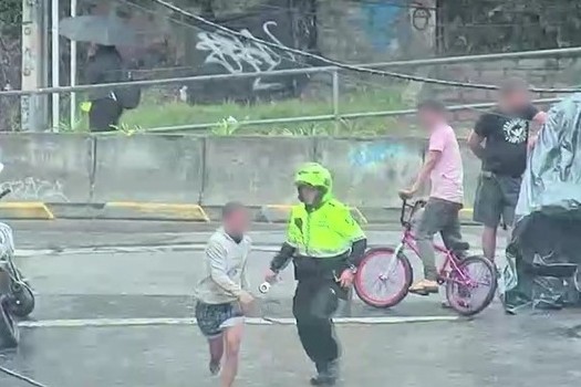 Aunque los sujetos intentaron escapar tras ser descubiertos mientras robaban cable en plena carrera séptima con calle 42, fueron capturados.