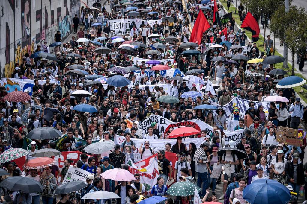 Según cifras del Distrito, salieron aproximadamente 3.000 estudiantes de diferentes carreras. A la movilización se sumaron universitarios de la Pedagógica y la Distrital.