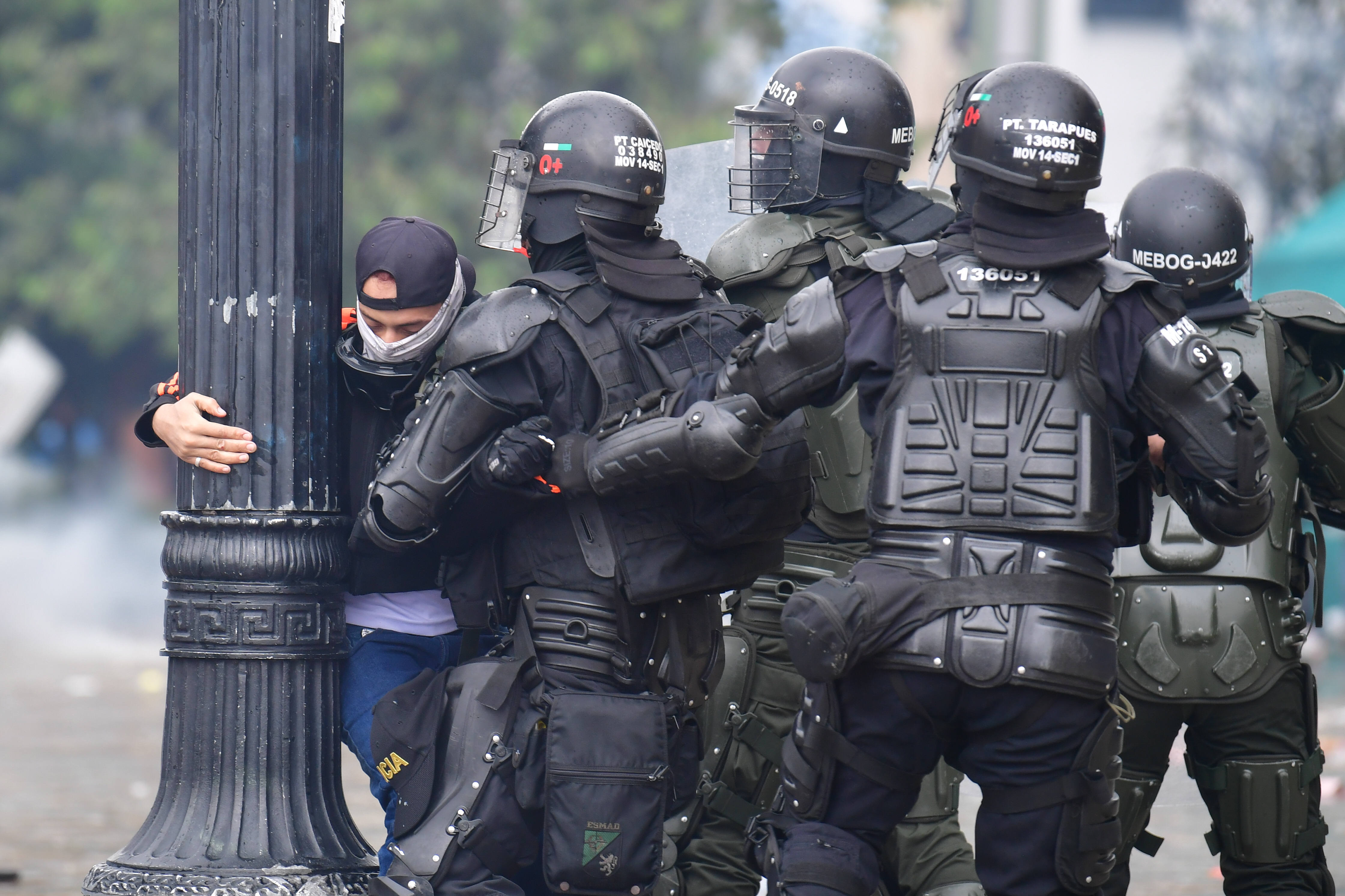 Marchas, protestas y disturbios en el centro de Bogotá, lo que genero enfrentamientos entre los manifestantes y el Esmad.