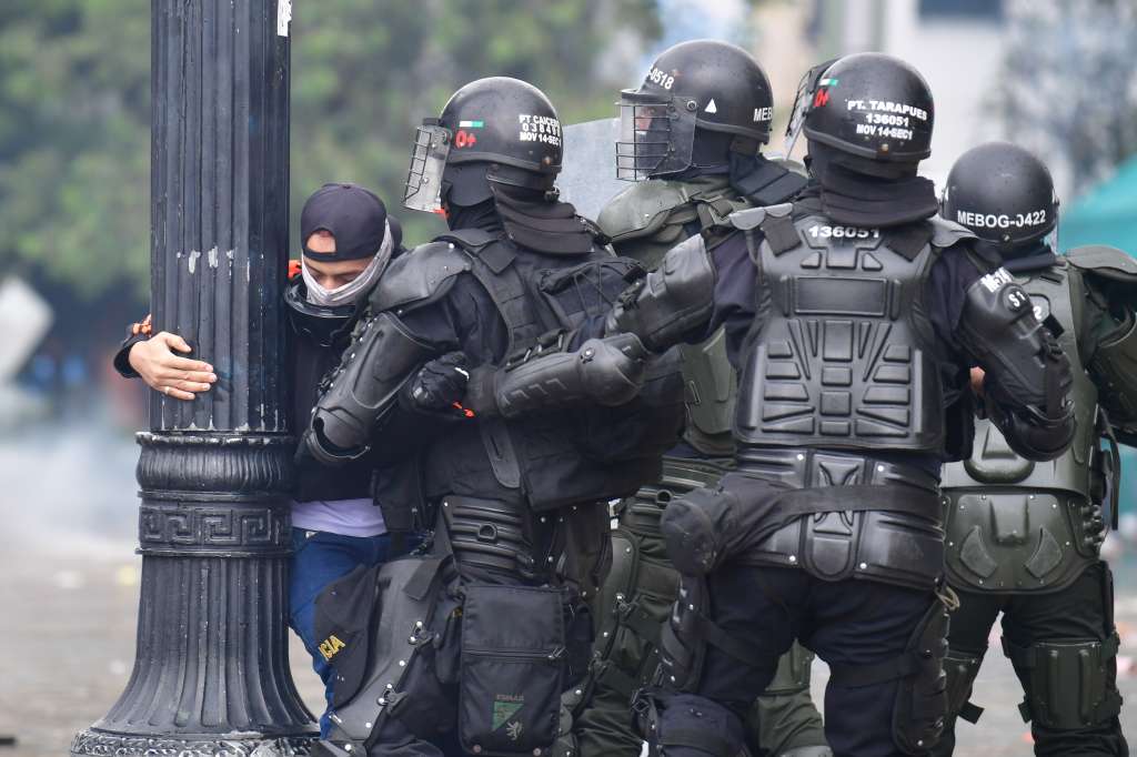 Marchas, protestas y disturbios en el centro de Bogotá, lo que genero enfrentamientos entre los manifestantes y el Esmad.