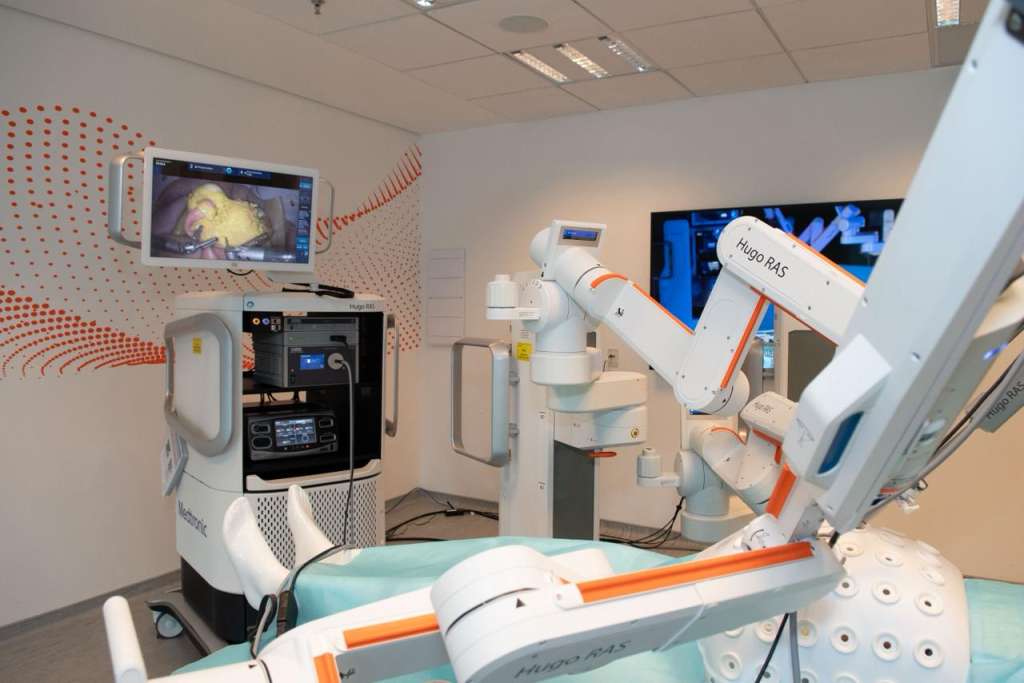 Robot de asistencia quirúrgica Hugo RAS. Aunque todavía no ha llegado a Colombia, está presente en más de 30 países.
