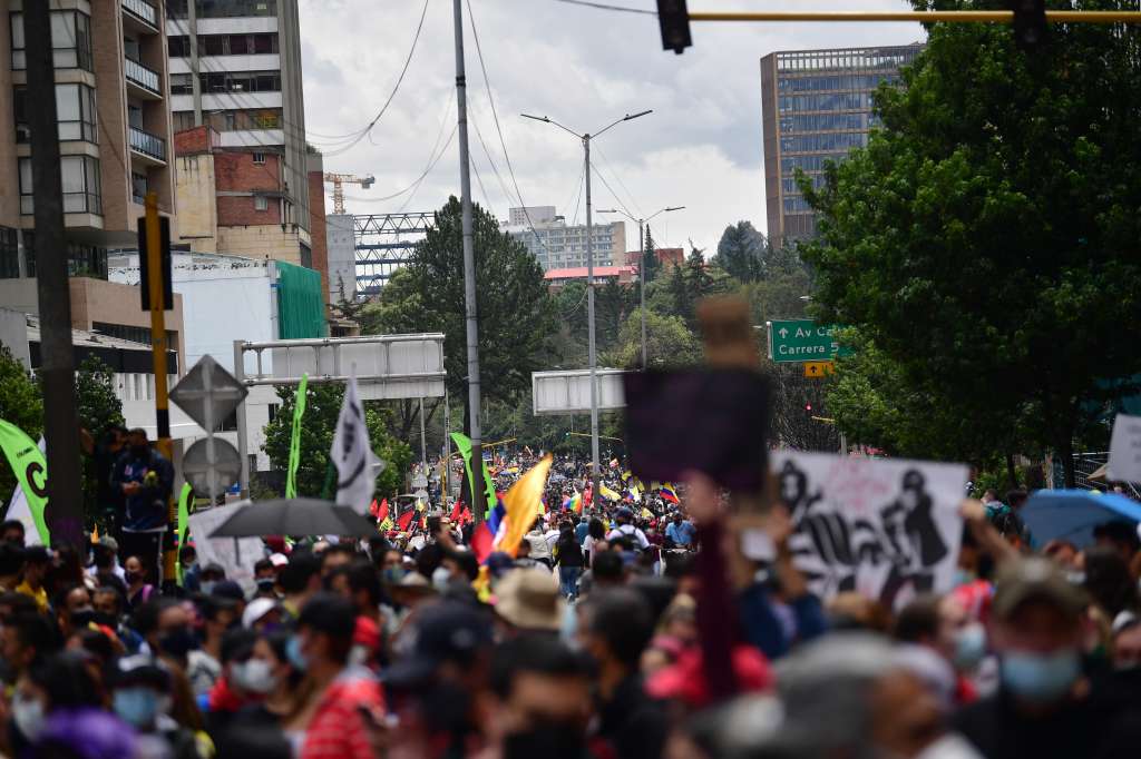 Marchas, protestas y disturbios en el centro de Bogotá, lo que genero enfrentamientos entre los manifestantes y el Esmad.