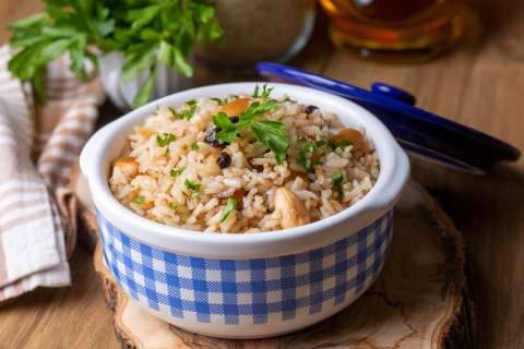 Esta es la receta para preparar un arroz de cilantro y almendras