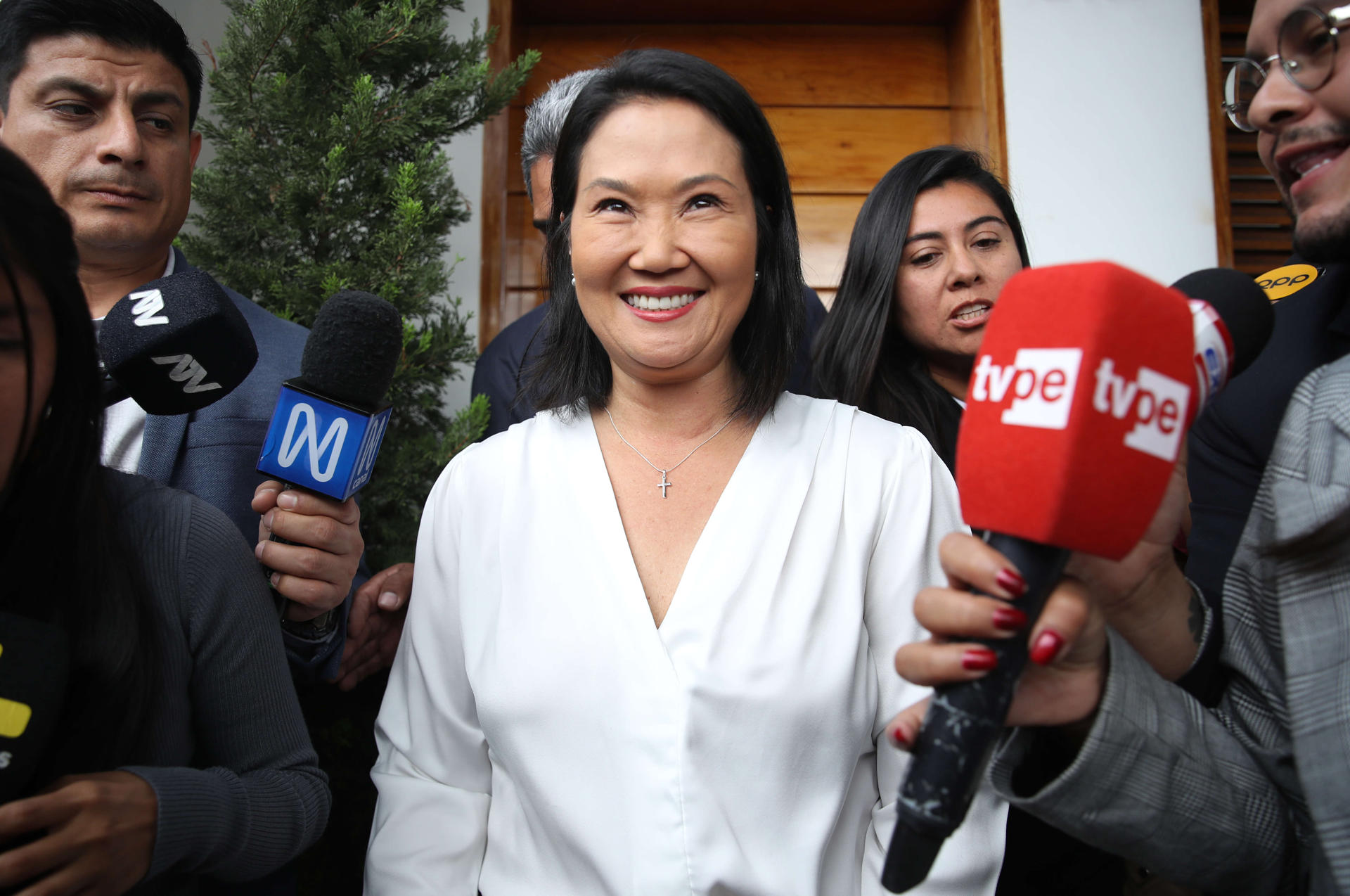 AME413. LIMA (PERÚ), 10/06/2026.- La candidata derechista Keiko Fujimori habla con periodistas este miércoles, en Lima (Perú). Fujimori afirmó que las actas que están llegando desde el extranjero les dan "mucho aliento", pues le están acercando a su oponente, con miras a poder sobrepasarlo. EFE/ Paolo Aguilar