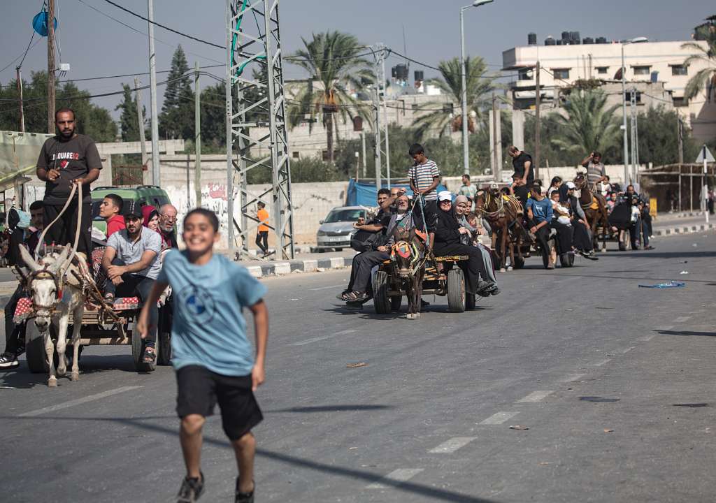 Gaza (---), 09/11/2023.- Palestinians evacuating to the southern Gaza Strip, make their way along Salah al-Din Street in Bureij, 09 November 2023. More than 10,500 Palestinians and at least 1,400 Israelis have been killed, according to the Israel Defense Forces (IDF) and the Palestinian health authority, since Hamas militants launched an attack against Israel from the Gaza Strip on 07 October, and the Israeli operations in Gaza and the West Bank which followed it. EFE/EPA/HAITHAM IMAD