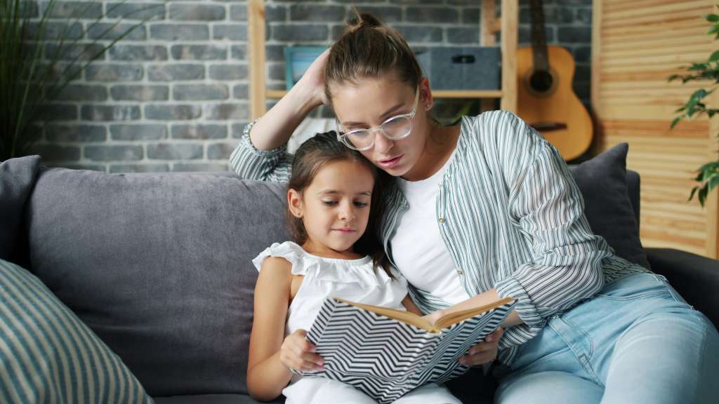 La lectura en la primera infancia y con los bebés también está mediada por las canciones de cuna, las rondas infantiles y el adulto cuidador que recuerda su infancia.