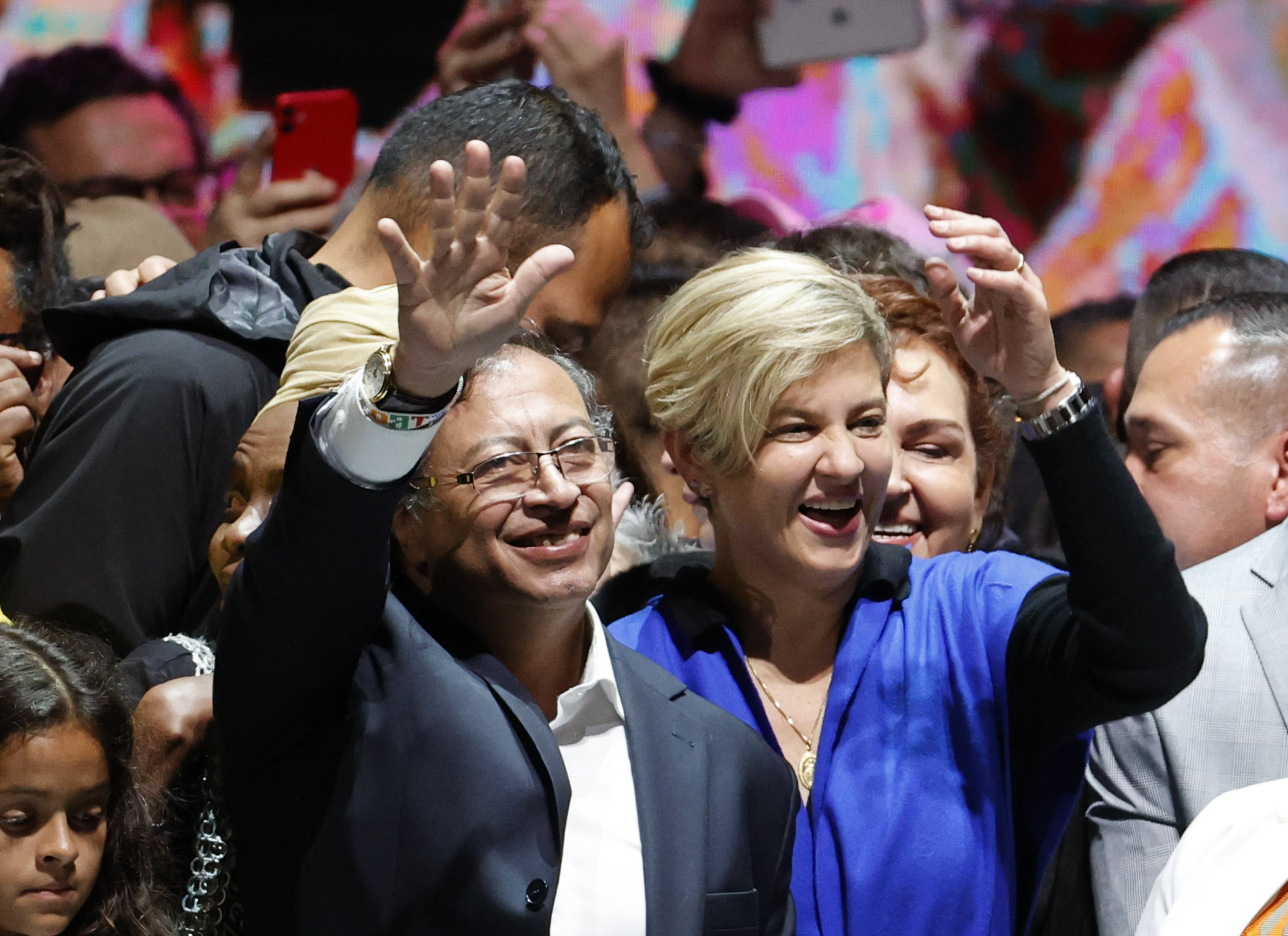 AME7774. BOGOTÁ (COLOMBIA), 19/06/2022.- El presidente electo Gustavo Petro asiste con su esposa, y ahora primera dama, Verónica Alcocer, al acto luego del triunfo tras obtener 11.270.944 votos, equivalentes al 50,49 %,  hoy en el Movistar Arena en Bogotá (Colombia). El presidente electo de Colombia, el izquierdista Gustavo Petro, aseguró tras ganar este domingo en segunda vuelta que "hoy es día de fiesta para el pueblo" y dedicó su triunfo, que calificó como "la primera victoria popular", a la ciudadanía. Con esta victoria, Petro, economista de 62 años, sucederá a partir del próximo 7 de agosto al presidente de Colombia, Iván Duque, y gobernará en el periodo 2022-2026. EFE/ Mauricio Dueñas Castaneda