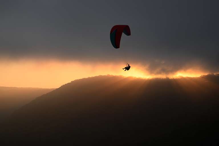-FOTODELDÍA- EA7364. SÍDNEY, 19/03/2023.- Un parapentista surca el cielo desde el popular punto de lanzamiento de Bald Hill, Stanwell Tops, Nueva Gales del Sur, este domingo EFE/ Dean Lewins