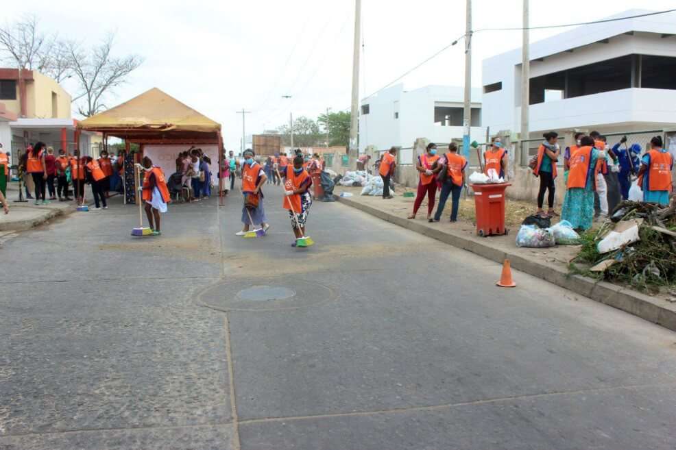 Alrededor de 120 venezolanos participaron en la jornada de limpieza de Maicao. / @AlcaldíaMaicao