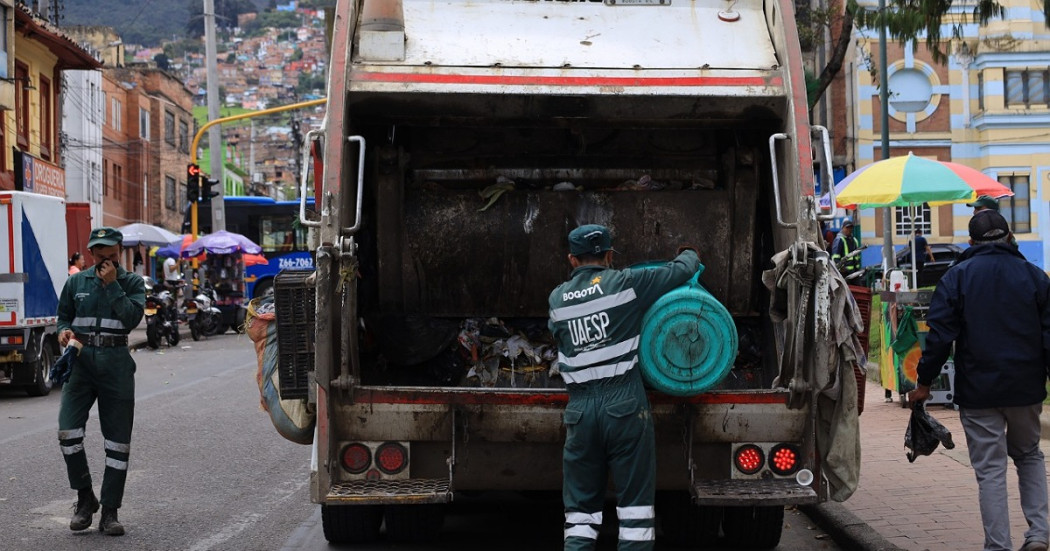 Pese a que se han establecido rutas alternas para el ingreso de vehículos al relleno Doña Juana, los retrasos en la operación del servicio de aseo y recolección de basuras se acentúan en varias zonas de la ciudad.