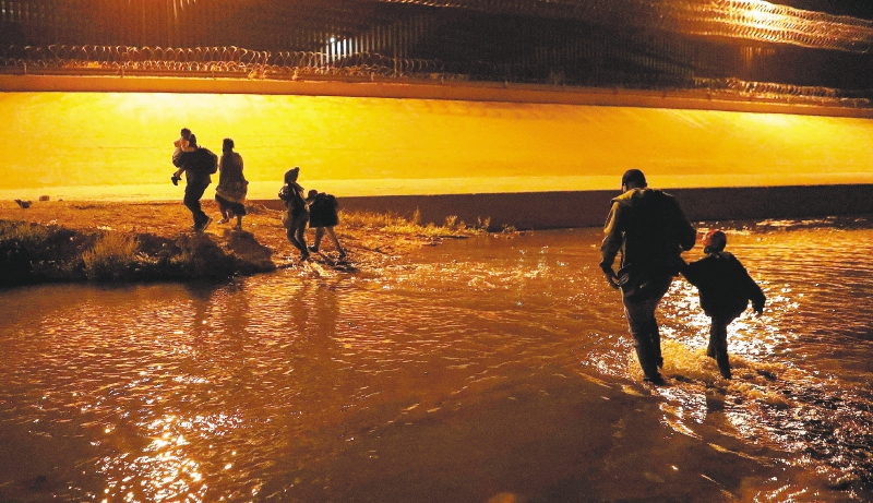Migrantes tratando de cruzar el Río Bravo, entre México y Estados Unidos.