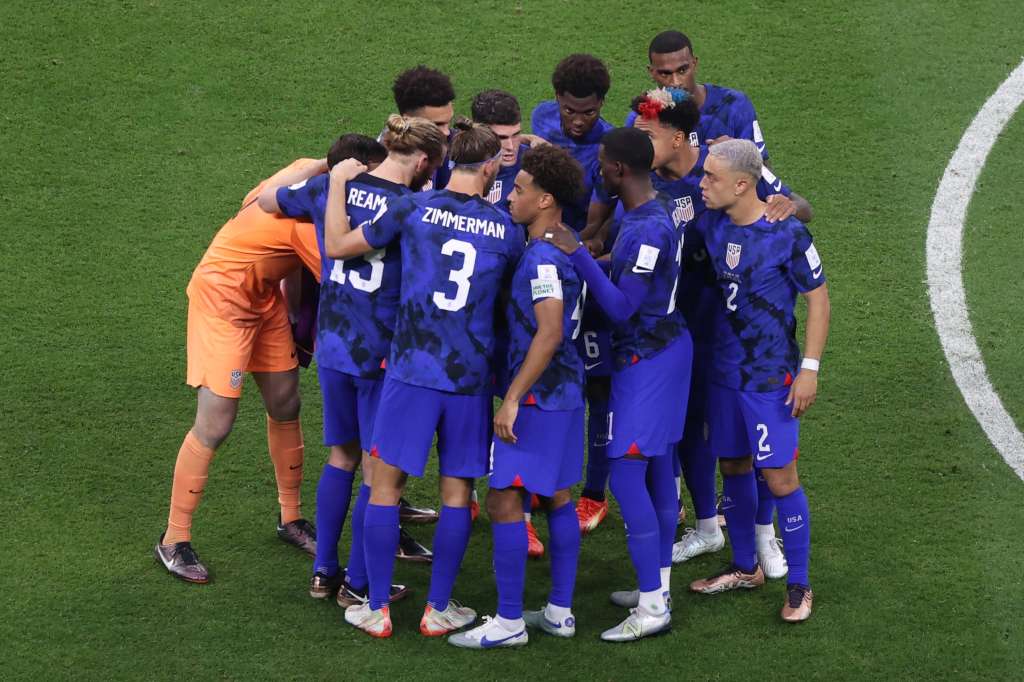 Al Khor (Qatar), 25/11/2022.- Players of the US huddle during the FIFA World Cup 2022 group B soccer match between England and the USA at Al Bayt Stadium in Al Khor, Qatar, 25 November 2022. (Mundial de Fútbol, Estados Unidos, Catar) EFE/EPA/Mohamed Messara