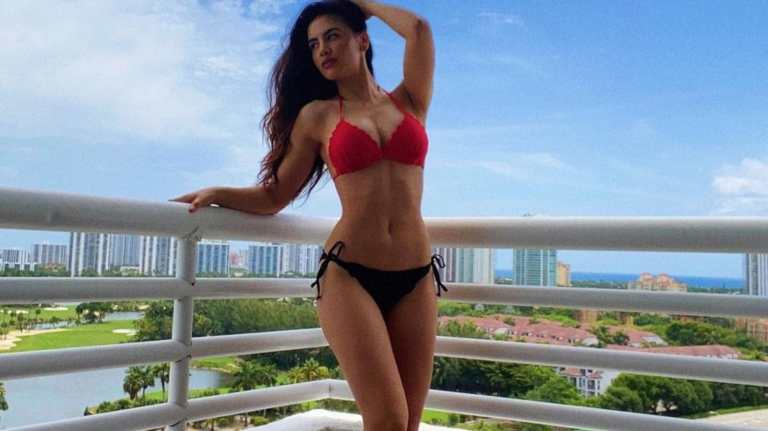 La presentadora se roba más de un suspiro con sus sensuales curvas.
