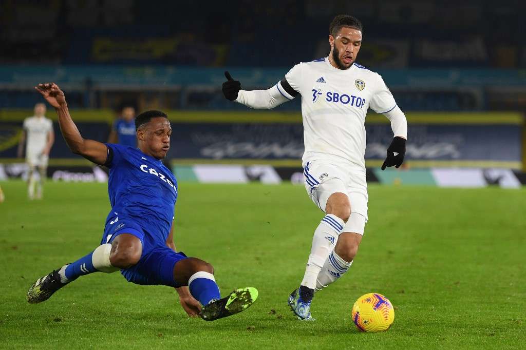 El defensor colombiano Yerry Mina (i), durante el encuentro de este miércoles del Everton contra el Leeds.