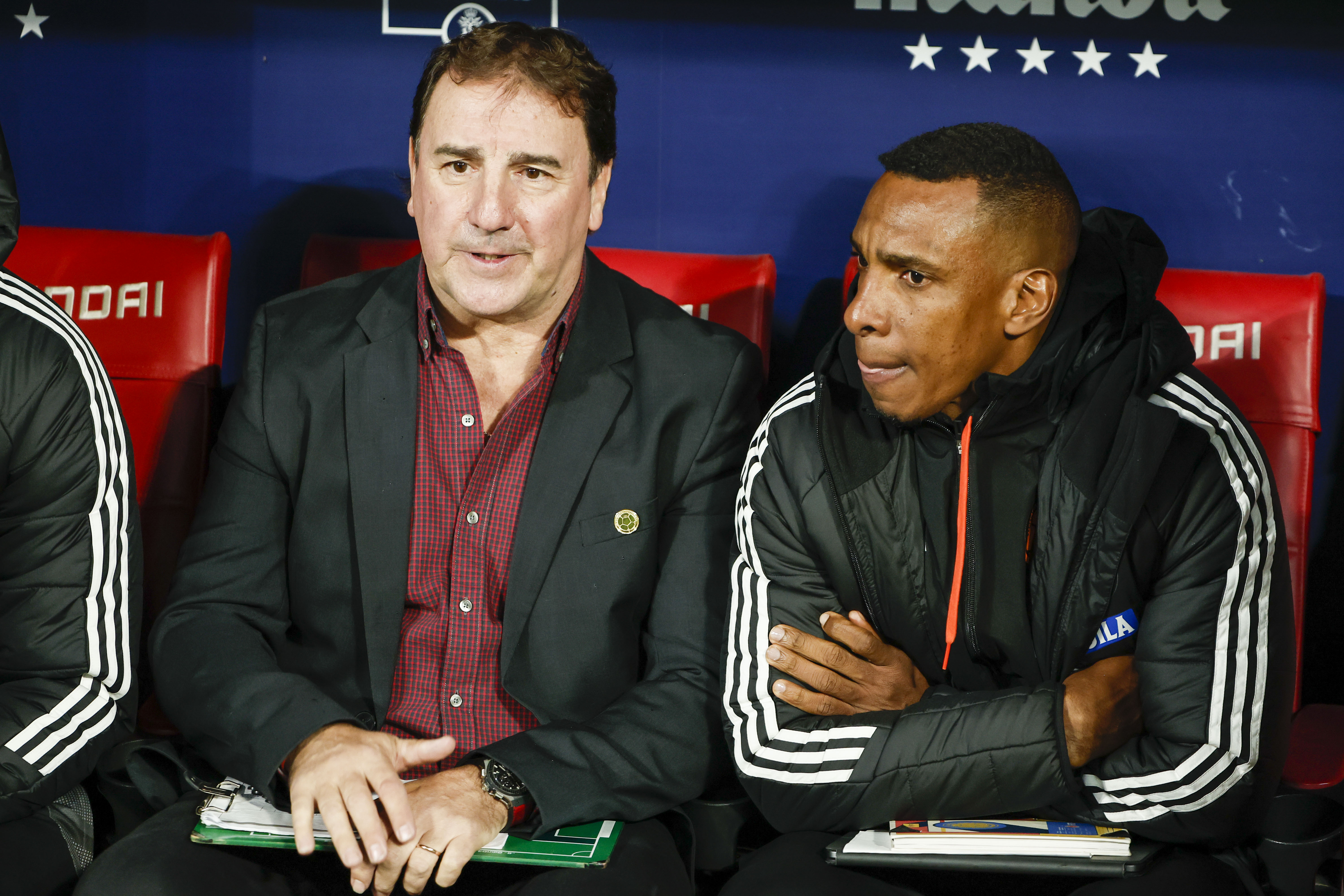 MADRID, 26/03/2024.- El entrenador de Colombia, Néstor Lorenzo, y su segundo Luis Amaranto Perea (d) antes del partido amistoso que las selecciones de Colombia y Rumanía disputan este martes en el estadio Metropolitano, en Madrid. EFE/Sergio Pérez