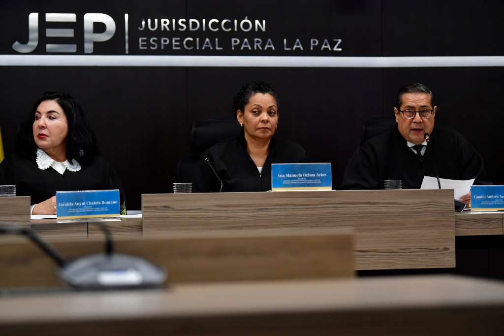 Zoraida Anyul Chalela Romano; Ana Manuela Ochoa Arias y Camilo Andrés Suárez Aldana, magistrados de la Jurisdicción Especial para la Paz (JEP), durante la emisión de la primera sentencia condenatoria por el caso 01 (secuestros), contra la última línea del Secretariado de la antigua guerrilla de las Farc (izq-der).