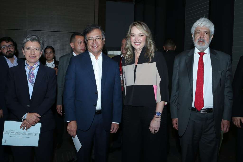Claudia López, alcaldesa de Bogotá; Gustavo Petro, presidente de Colombia; Paula Cortés, presidenta ejecutiva de Anato; y Germán Umaña, ministro de Comercio, Industria y Turismo.