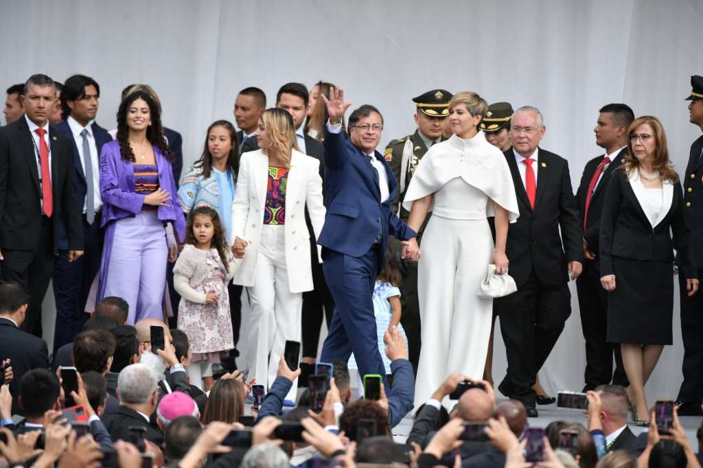 Verónica Alcocer, esposa de Petro, eligió un traje blanco pata la posesión de su esposo.