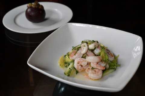 Cómo preparar una ensaladita de camarones con mangostino, hierbabuena y pepino
