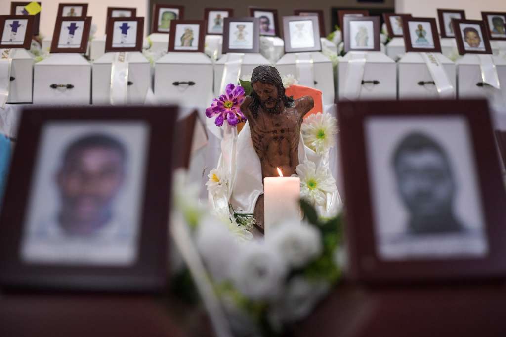 El Cristo de Bojayá, símbolo de la masacre de 2002, custodia los 99 féretros que el Comité de Víctimas de Bojayá solicitó a las autoridades para despedir a sus muertos. / Fotos: Mauricio Alvarado