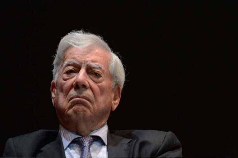 Vargas Llosa dice que la comunicación en redes es una caricatura de la lengua