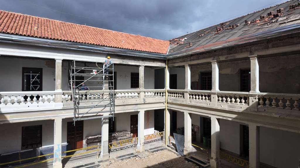 El Bronx Distrito Creativo se desarrolla en dos fases. En la primera se entregarán la plazoleta sobre la avenida Caracas, la Facultad de Medicina restaurada y espacios destinados a la circulación y comercialización de emprendimientos. Estos espacios también permitirán presentaciones de artes vivas, música, teatro y exposiciones.