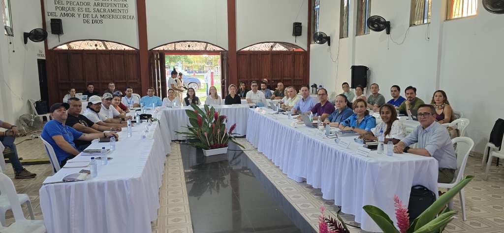 Foto donde se ve a las delegaciones más los acompañantes internacionales. Mendoza es el tercero de izquierda a derecha.