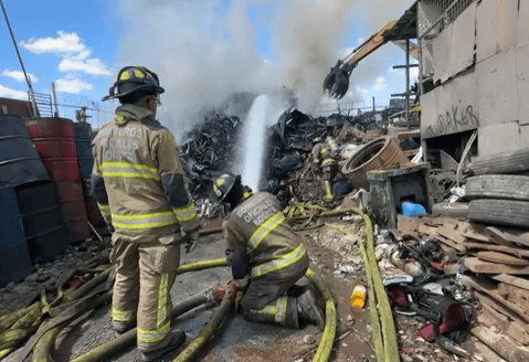 Incendio en fábrica de reciclaje en Bogotá: bomberos logran controlar la conflagración