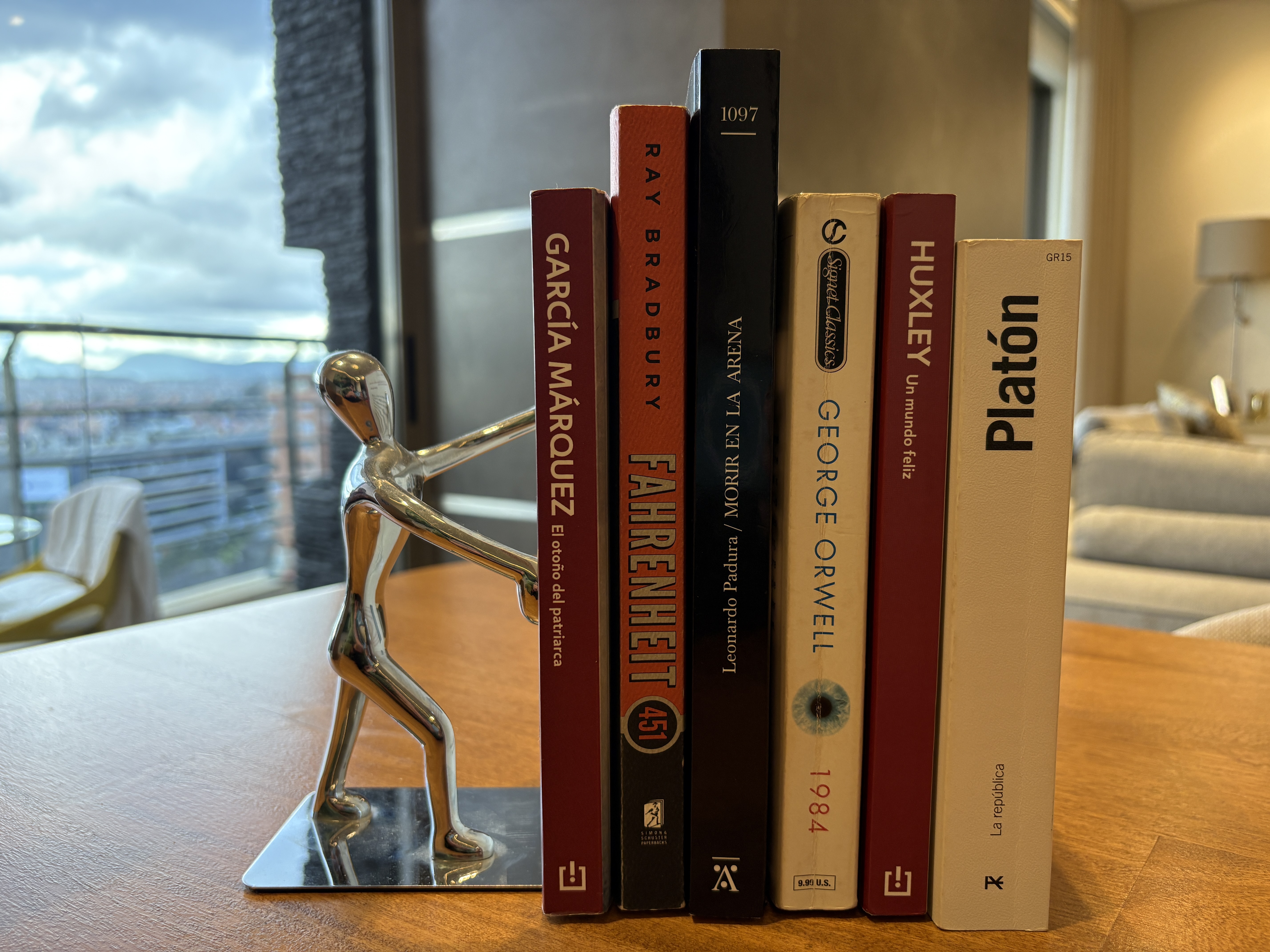 Estos son algunos de los libros que han reflexionado sobre el poder político desde la literatura.