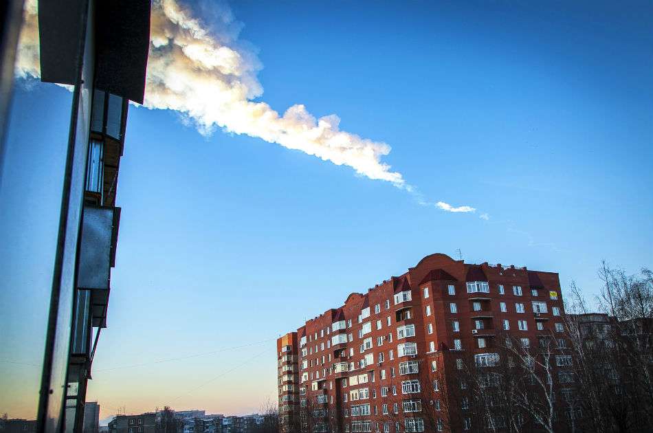 Pista de asteroides sobre un bloque de apartamentos residenciales en la ciudad de los Urales Chelyabinsk que se estrelló en el centro de la ciudad rusa de Chelyabinsk el 15 de febrero 2013.