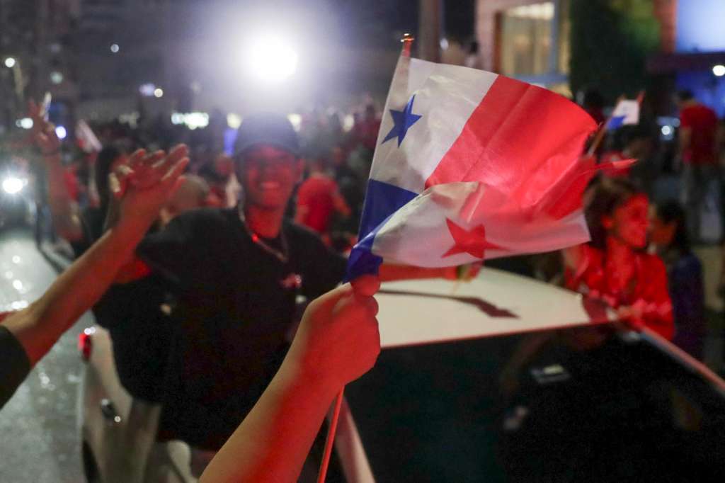 AME425. CIUDAD DE PANAMÁ (PANAMÁ), 18/11/2025.- Aficionados de Panamá celebran su clasificación al Mundial de 2026 este martes, en la Ciudad de Panamá (Panamá). La selección de Panamá se clasificó al derrotar por 3-0 a El Salvador en un partido llevado a cabo en el estadio Rommel Fernández de la capital panameña. EFE/ Carlos Lemos