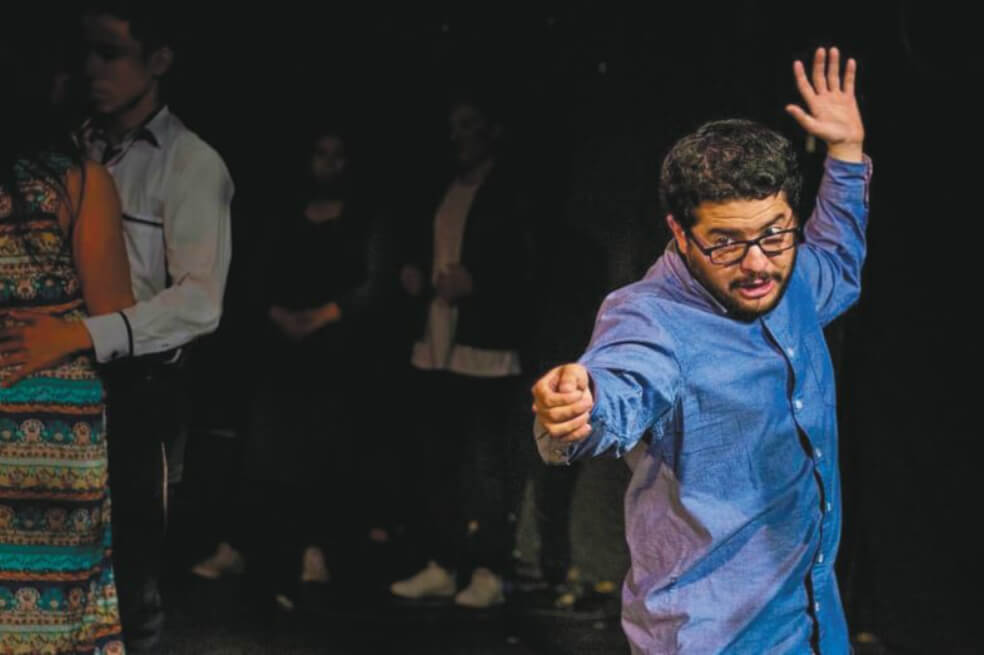 El director de teatro Daniel Calderón llega a Casa E con “Flores muertas”, la historia sobre una familia que no logra superar el pasado. / Cortesía Deca Teatro
