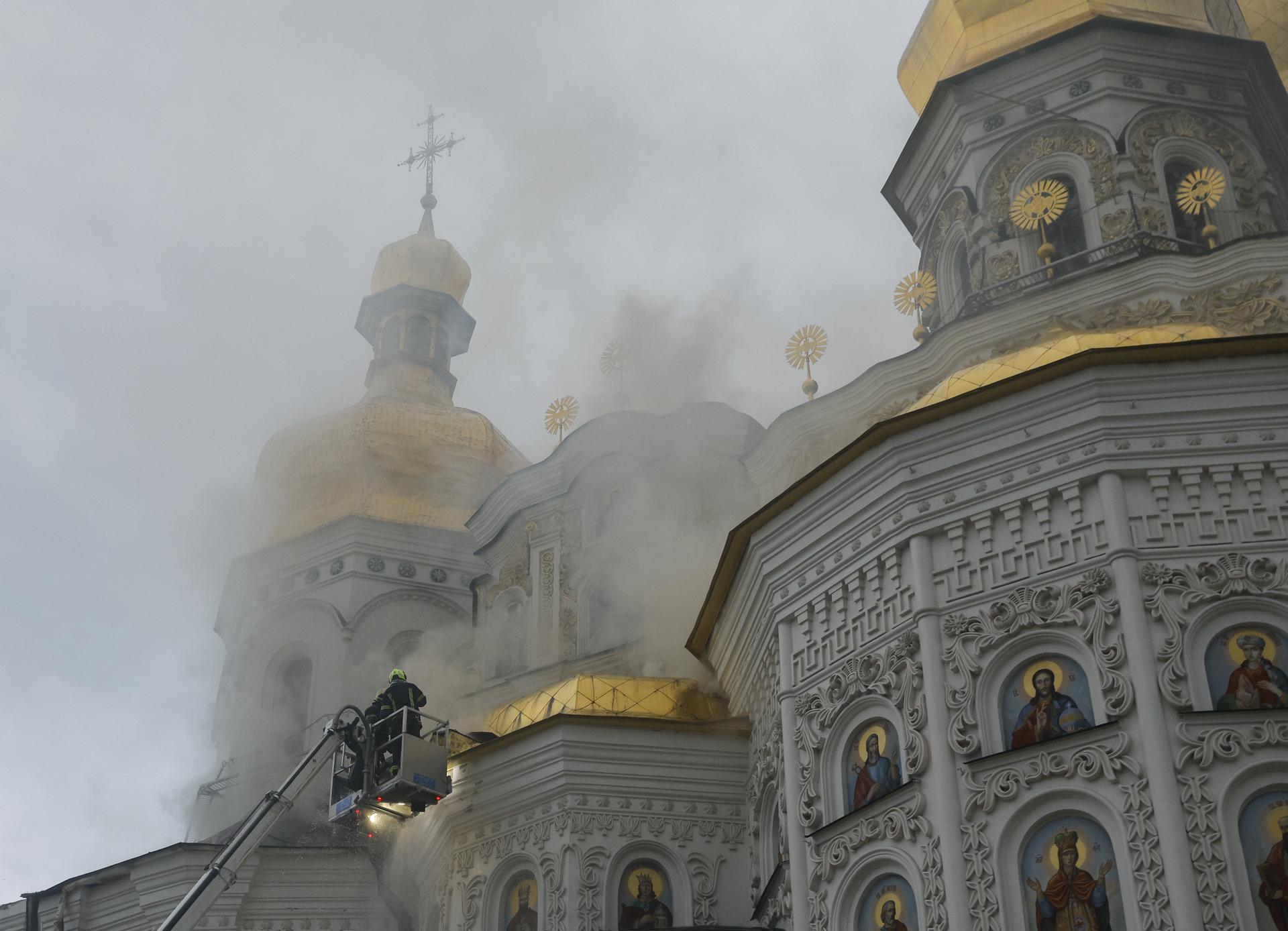 KYIV (Ukraine), 15/06/2026.- Ukrainian rescuers work at the site of a Russian strike on the Dormition Cathedral in Kyiv Pechersk Lavra in Kyiv, Ukraine, 15 June 2026, amid the Russian invasion of Ukraine. At least four people were killed and 25 people were injured, including two children, after a massive combined Russian overnight attack in Kyiv. Russia used more than 610 drones and more than 70 missiles of different types during the attack on Ukraine, according to the State Emergency Service. (Rusia, Ucrania, Kiev) EFE/EPA/SERGEY DOLZHENKO
