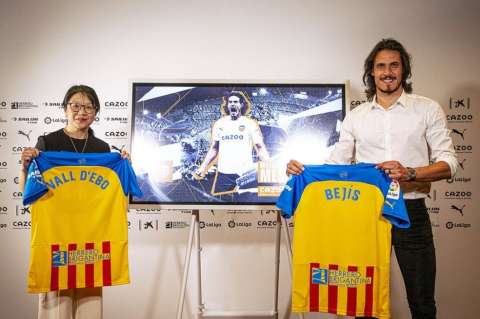 Edison Cavani deja Mánchester y es nuevo jugador de Valencia en España
