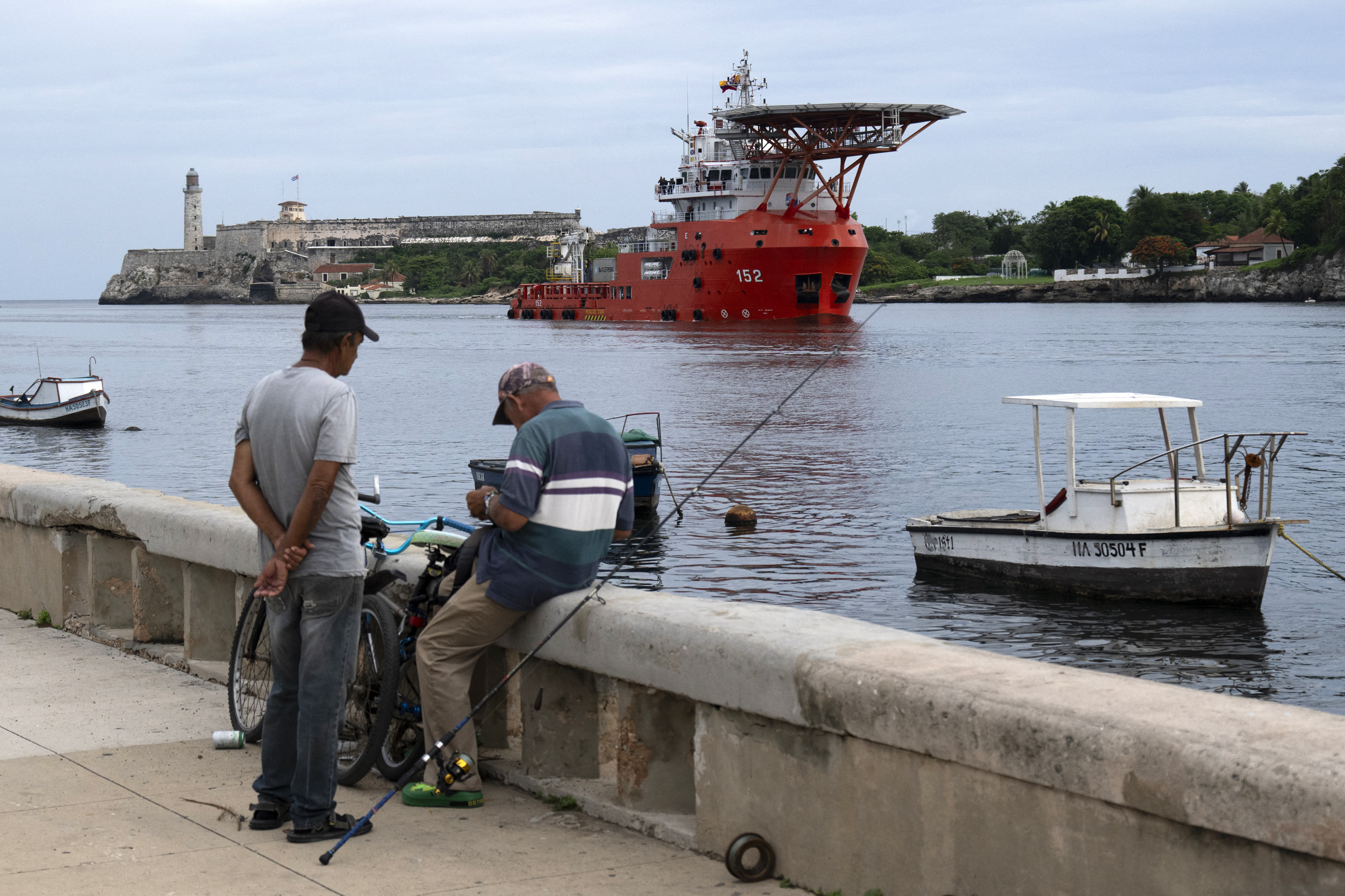 El buque de la Armada colombiana ARC Caribe llega a La Habana con ayuda humanitaria.