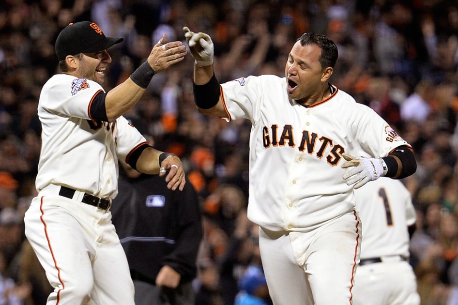 Guillermo Quiroz y Marco Scutaro, celebrando.