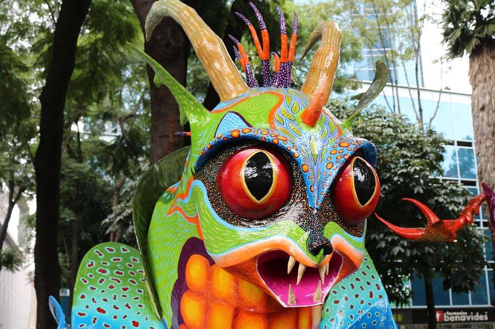 Estos animales fantásticos hechos en cartón llevaron a la fama mundial al mexicano Pedro Linares.