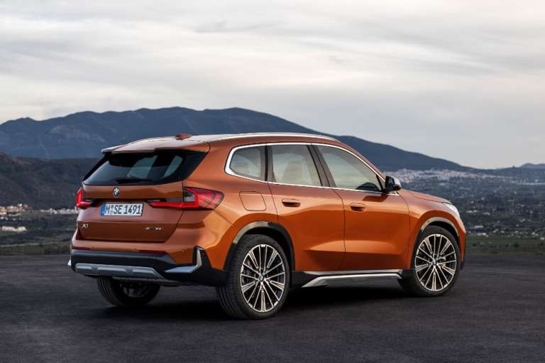 El Driving Assistant de la nueva BMW X1 incluye el aviso de cambio de carril, aviso de tráfico transversal posterior con intervención en el freno, aviso de salida y prevención de colisión por alcance.