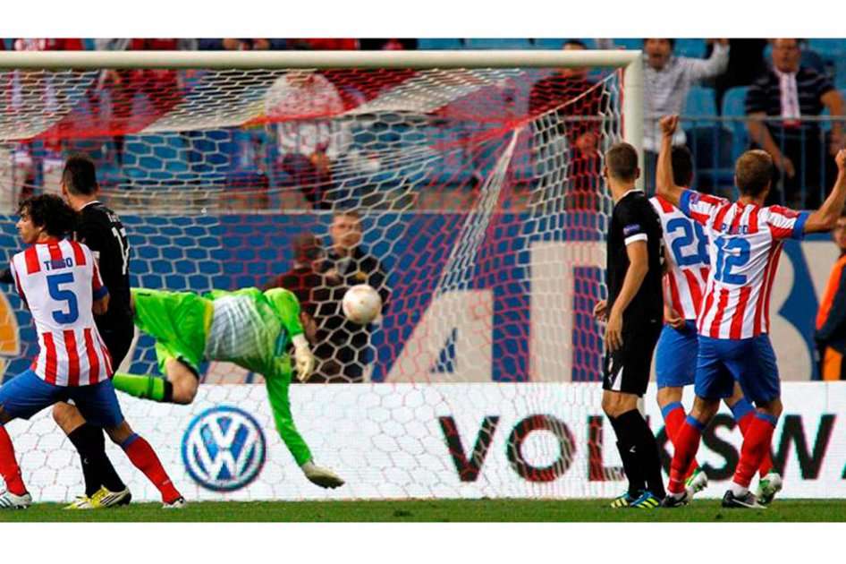El portero del Viktoria Plzen Matús Kozácik (3-i) no puede detener el lanzamiento del jugador uruguayo del Atlético de Madrid, Cristian Rodríguez. / EFE