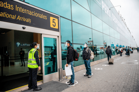 Tras casi siete meses de cierre de fronteras aterriza en Lima el primer vuelo internacional